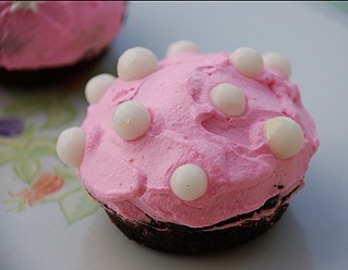 Pink Pearls Wedding Cupcake