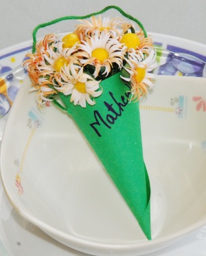 'Daisy-filled Cones' Place Cards - Easter Table Decorating