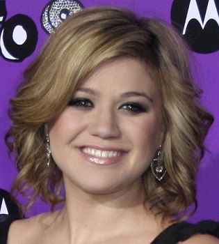 Kelly Clarkson Short Hairstyle