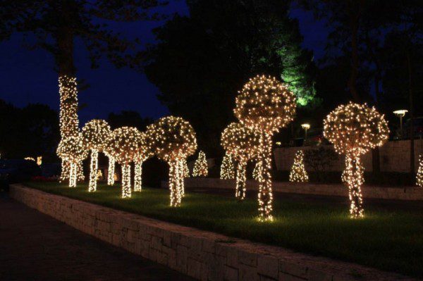 outdoor christmas ligh decorations