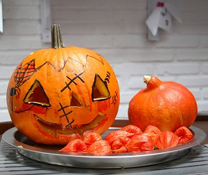 Pumpkin Carving Instructions with Photos to make a Jack-o-lantern