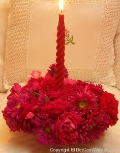 A single red candle inserted in the middle of the arrangement into the grid will create a romantic ambience