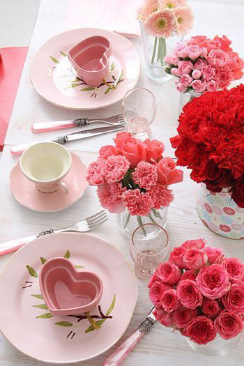 valentines day table decor with pink roses