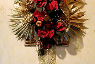 Poinsettia Wall Hanging - DIY Artifical Floral Arrangement for Christmas
