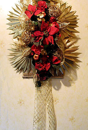 Poinsettia Wall Hanging - DIY Artifical Floral Arrangement for Christmas