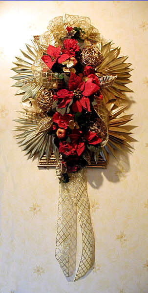 Poinsettia Wall Hanging - DIY Artifical Floral Arrangement for Christmas