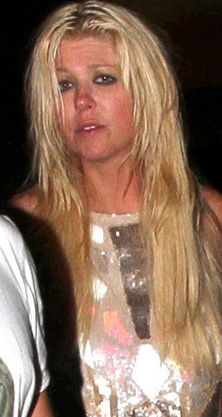 Tara Reid hair extensions fail