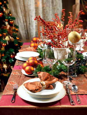 Festive Christmas table in Metallic Tones