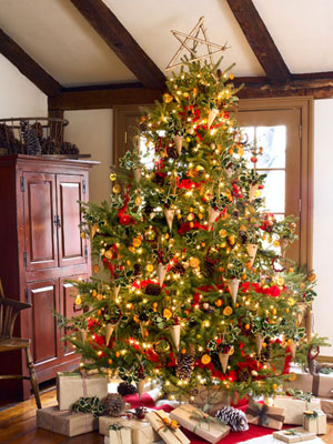 Ideas for Decorating an An Old Fashioned Christmas Tree