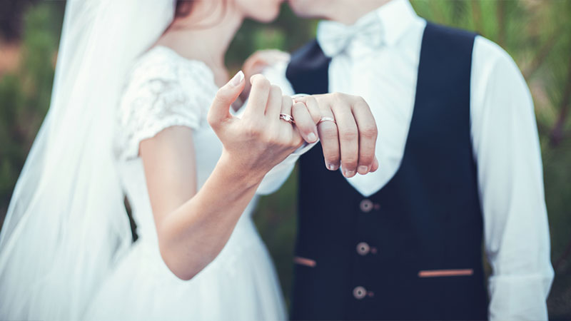 6 Wedding Ring Shopping Tips For Couples On A Budget