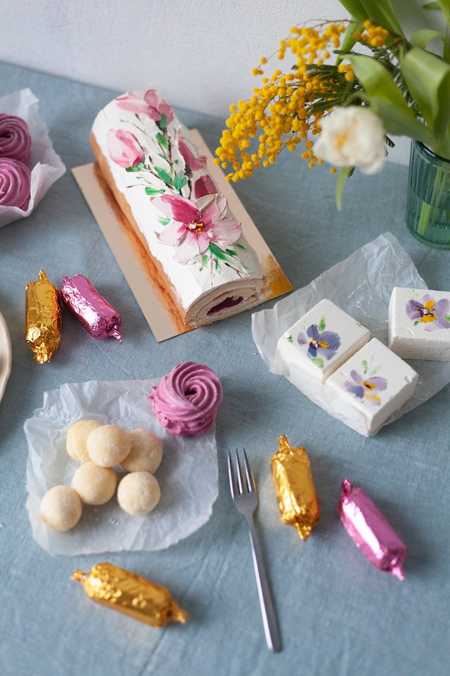 Cake decorating with edible flowers
