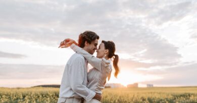 Silhouette of a man and woman embracing at sunset, symbolizing emotional intimacy and reconnection in relationships