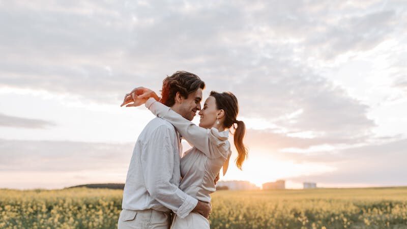 Silhouette of a man and woman embracing at sunset, symbolizing emotional intimacy and reconnection in relationships